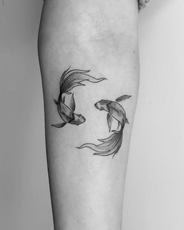 tattoo feminin poisson 25