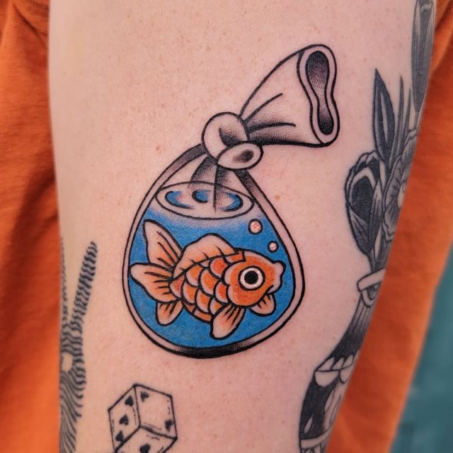 tattoo feminin poisson 26