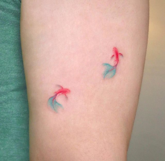 tattoo feminin poisson 31