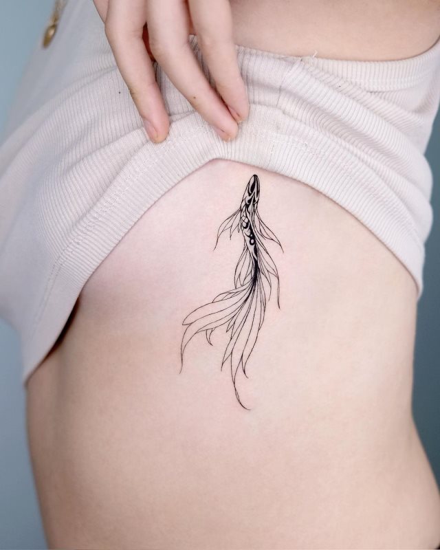 tattoo feminin poisson 37