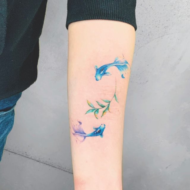 tattoo feminin poisson 44