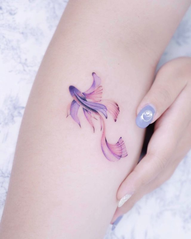 tattoo feminin poisson 48