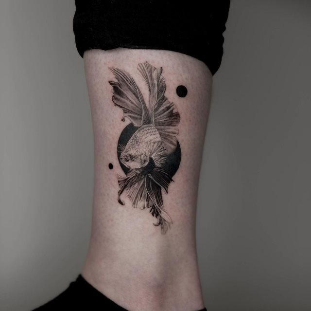 tattoo feminin poisson 51