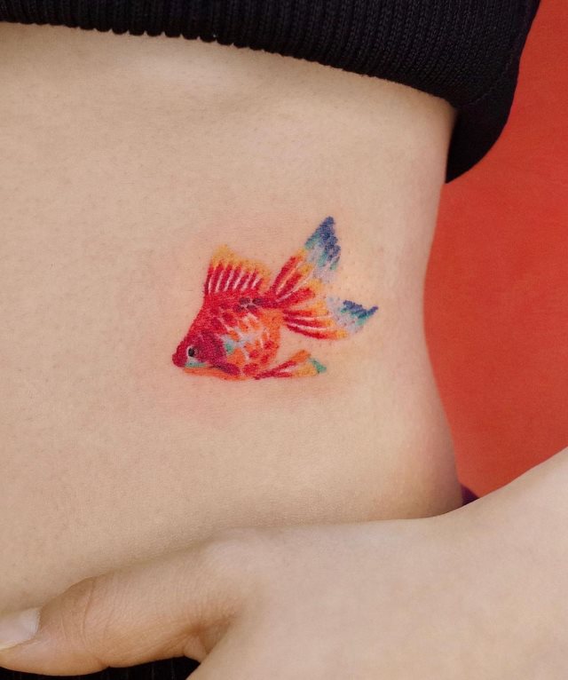 tattoo feminin poisson 57