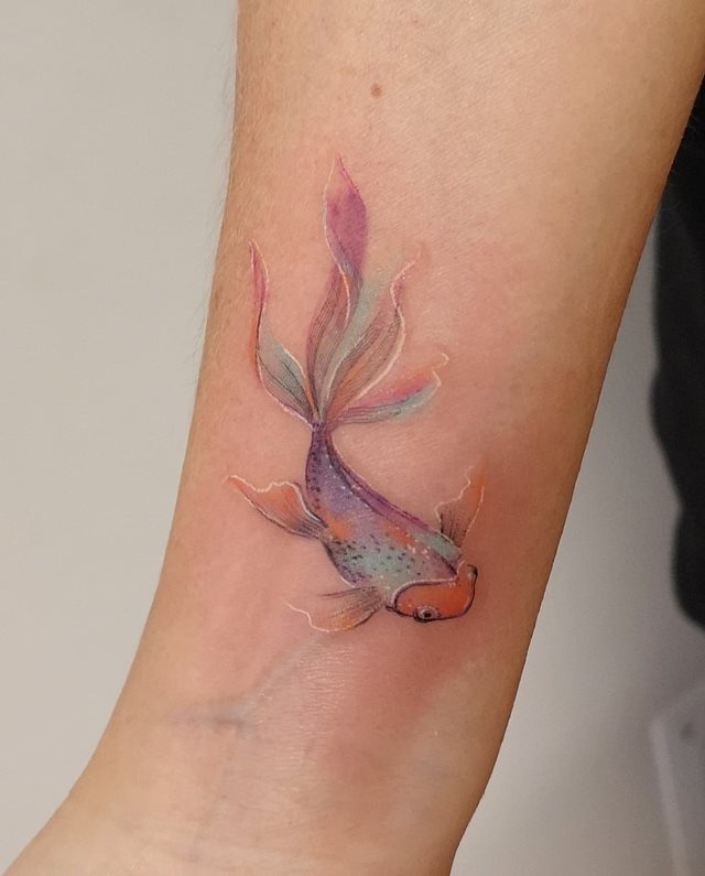 tattoo feminin poisson 58