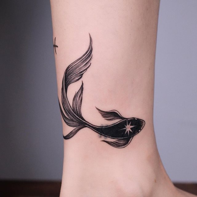 tattoo feminin poisson 61