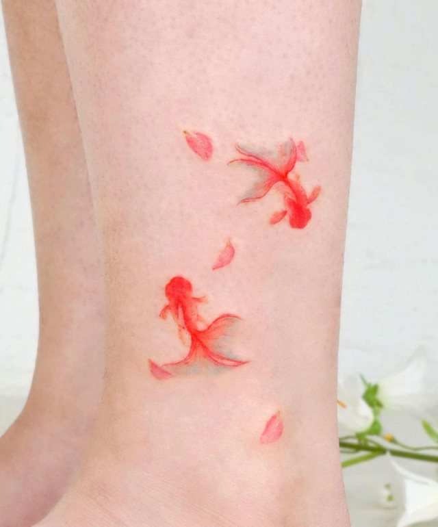 tattoo feminin poisson 66