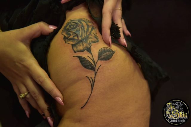 tattoo feminin pour bassin 21