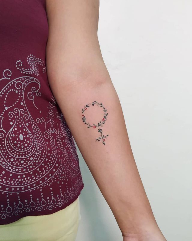 tattoo feminin pour bras 50