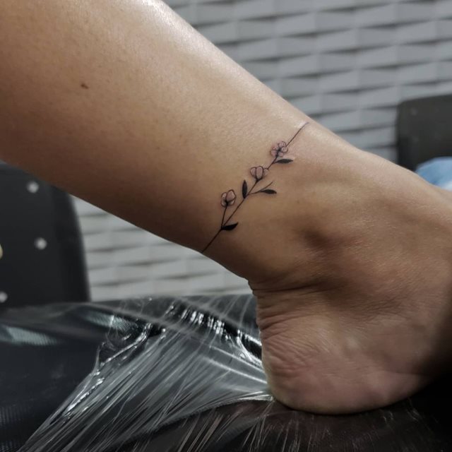 tattoo feminin pour cheville 73