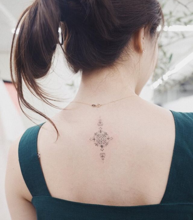 tattoo feminin pour dos 24