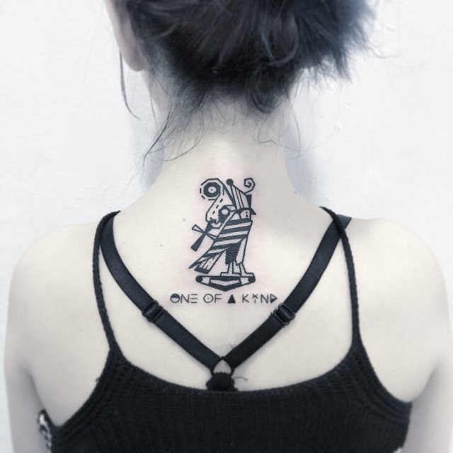 tattoo feminin pour dos 47