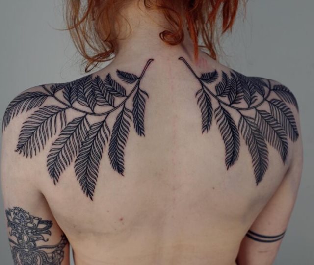 tattoo feminin pour dos 93