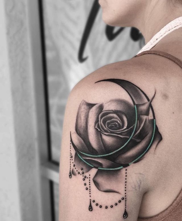 tattoo feminin pour epaule 111