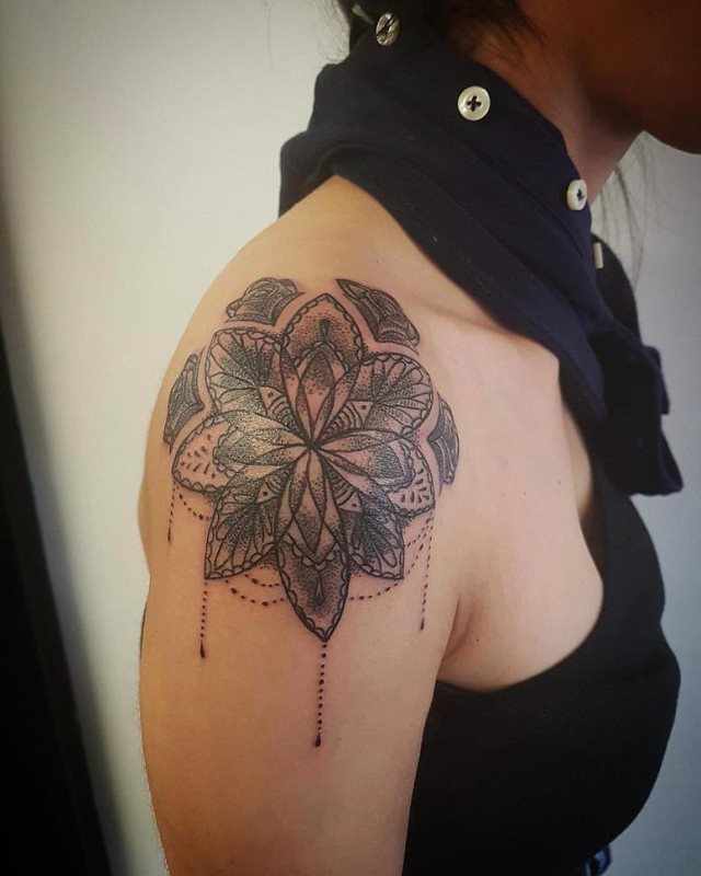 tattoo feminin pour epaule 129