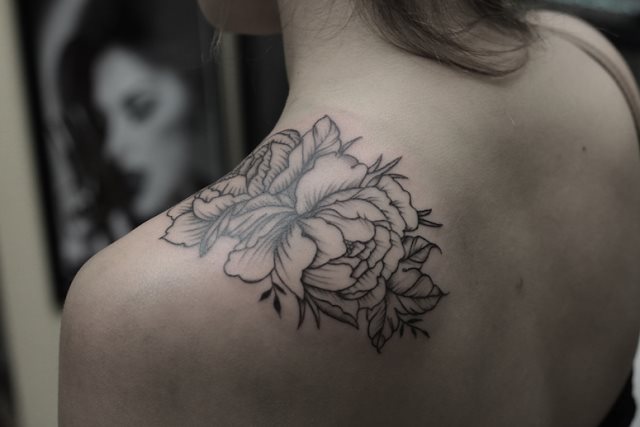 tattoo feminin pour epaule 148