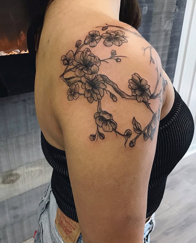 tattoo feminin pour epaule 204