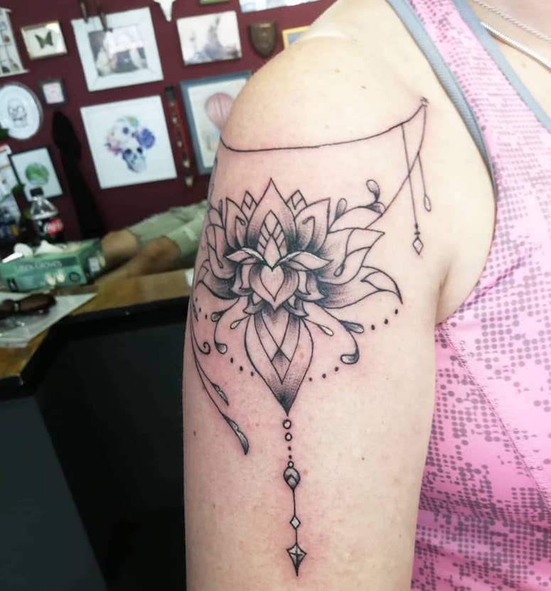 tattoo feminin pour epaule 207