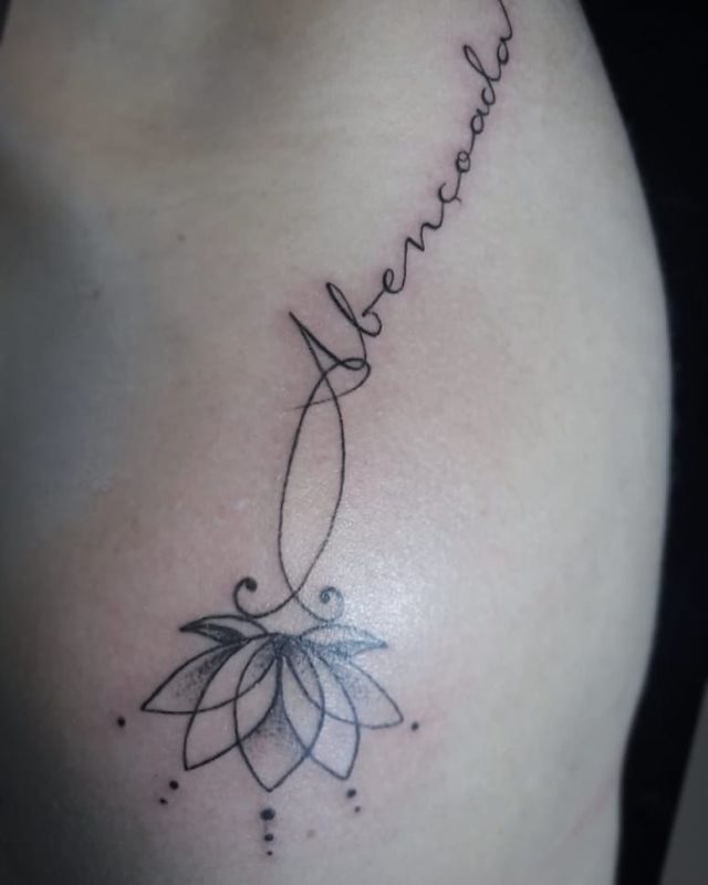 tattoo feminin pour epaule 210