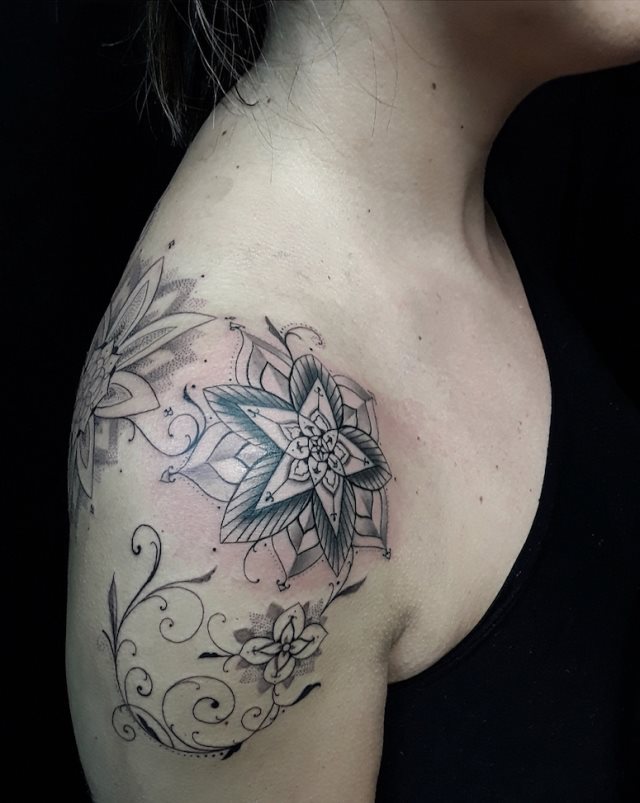 tattoo feminin pour epaule 219