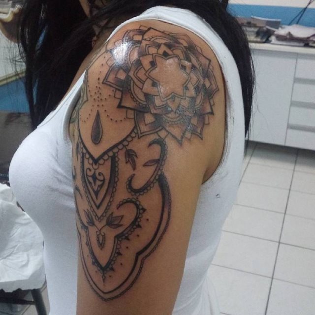 tattoo feminin pour epaule 221