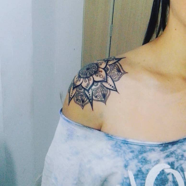 tattoo feminin pour epaule 45