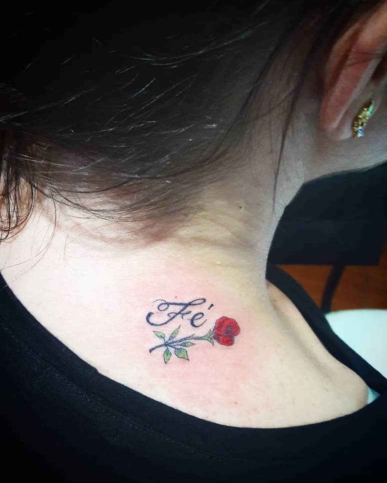 tattoo feminin pour epaule 50