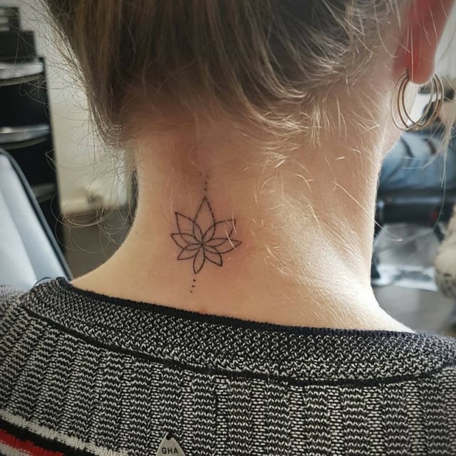 tattoo feminin pour nuque 03