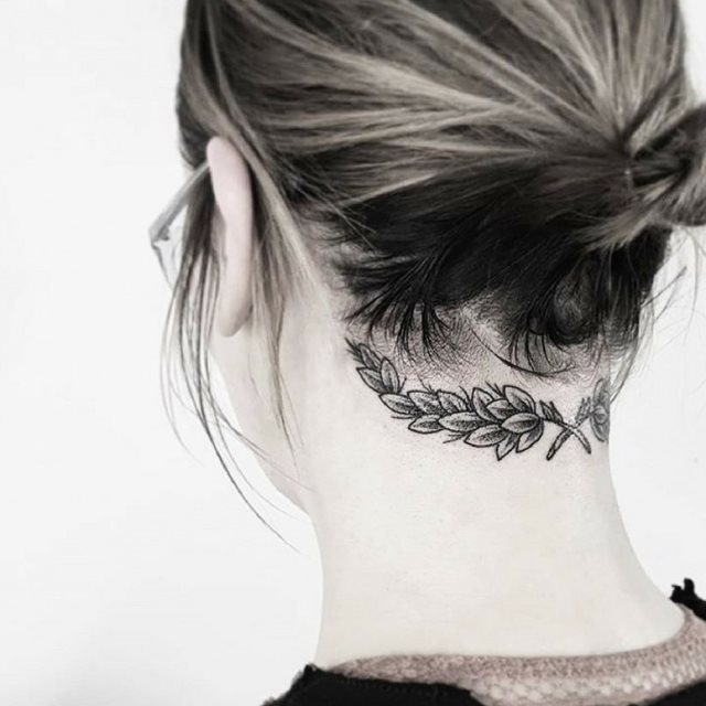 tattoo feminin pour nuque 09
