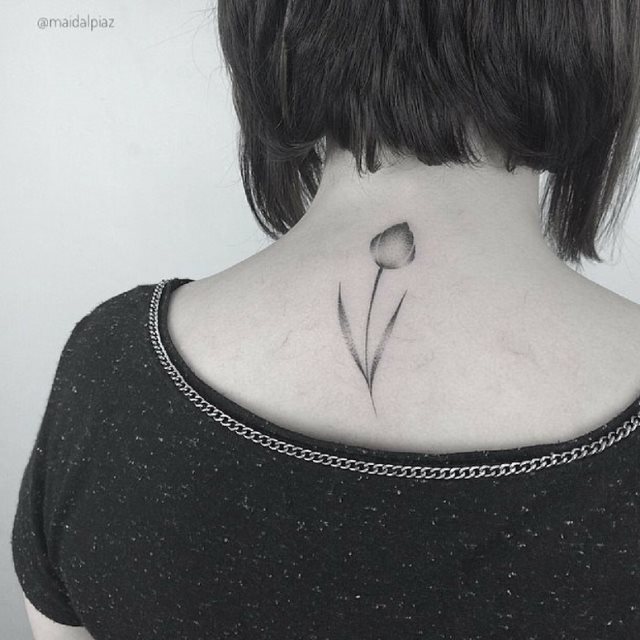 tattoo feminin pour nuque 19