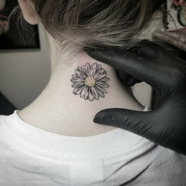 tattoo feminin pour nuque 23