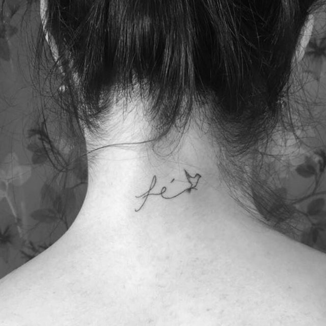 tattoo feminin pour nuque 27