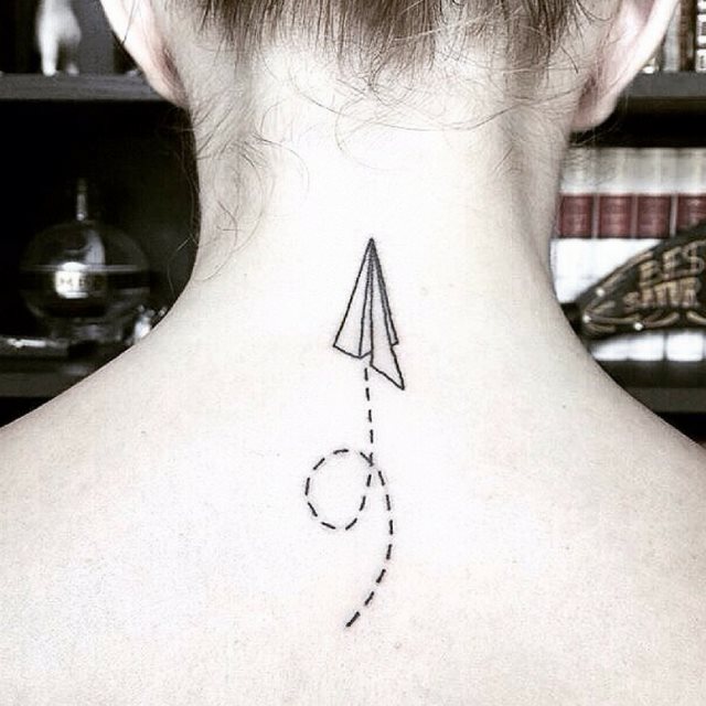 tattoo feminin pour nuque 32