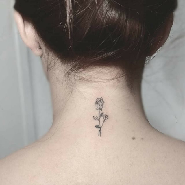 tattoo feminin pour nuque 34
