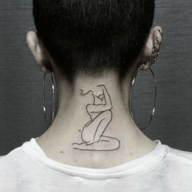 tattoo feminin pour nuque 35