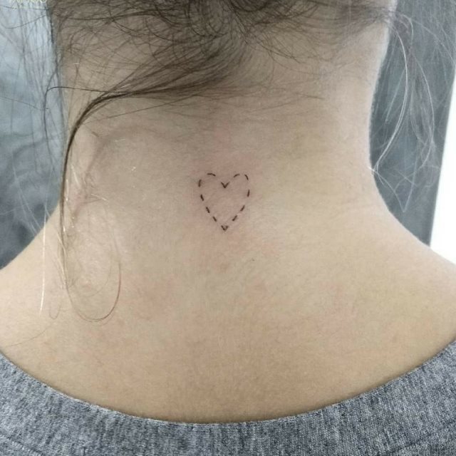 tattoo feminin pour nuque 47