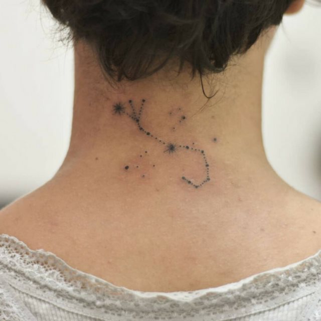 tattoo feminin pour nuque 62