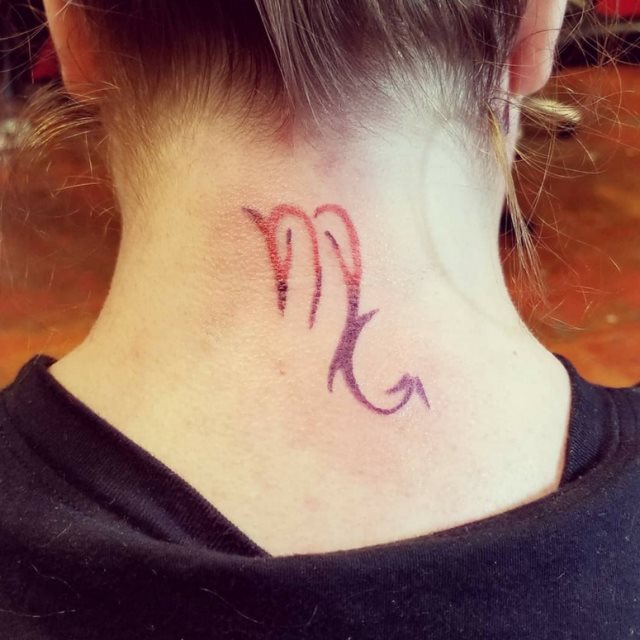 tattoo feminin pour nuque 63