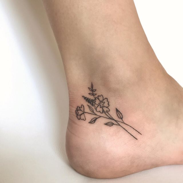 tattoo feminin pour pied 13