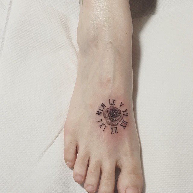 tattoo feminin pour pied 24