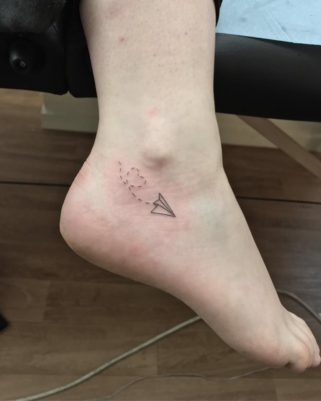 tattoo feminin pour pied 50