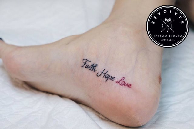 tattoo feminin pour pied 56