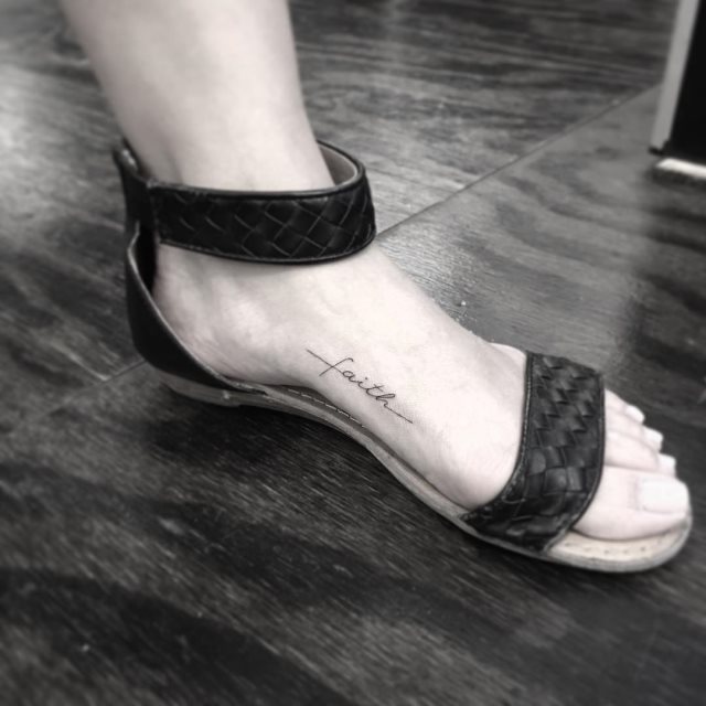 tattoo feminin pour pied 59