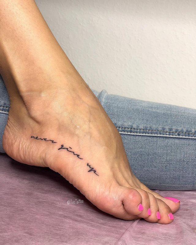 tattoo feminin pour pied 68