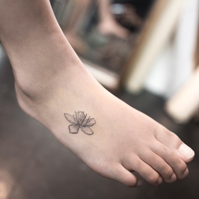 tattoo feminin pour pied 74