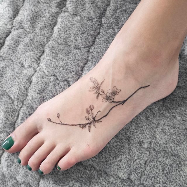 tattoo feminin pour pied 76