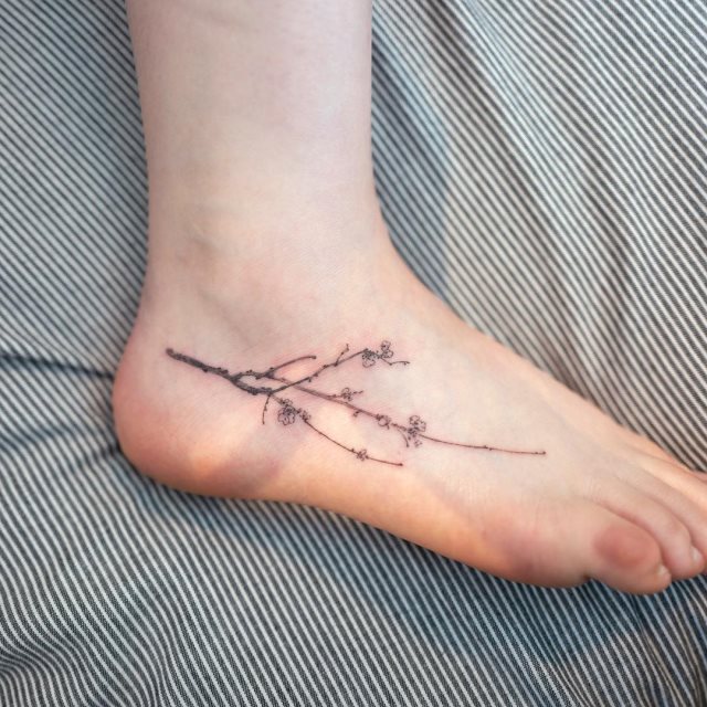 tattoo feminin pour pied 79