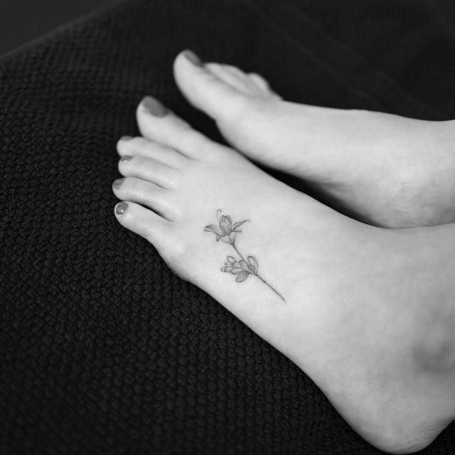 tattoo feminin pour pied 80