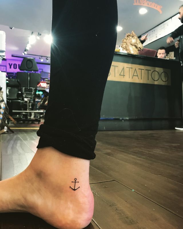 tattoo feminin pour pied 95