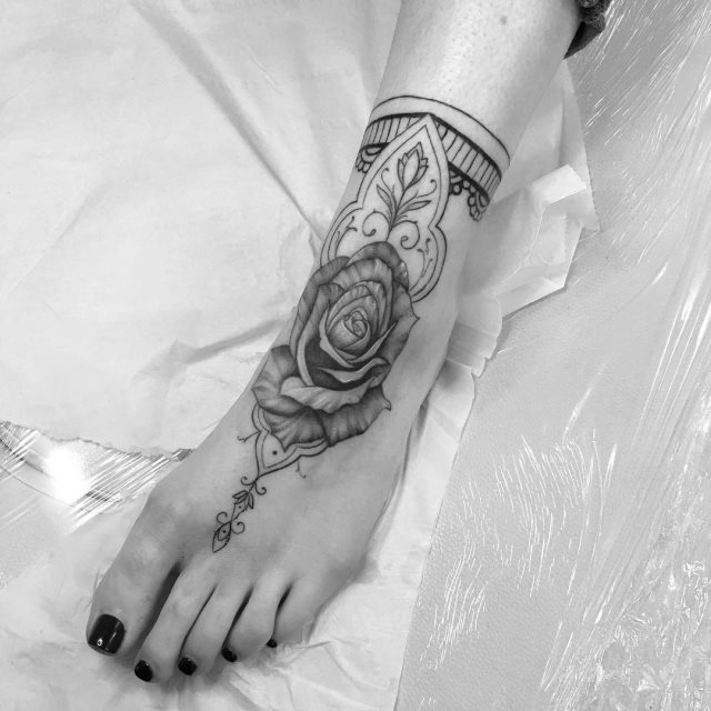 tattoo feminin pour pied 98